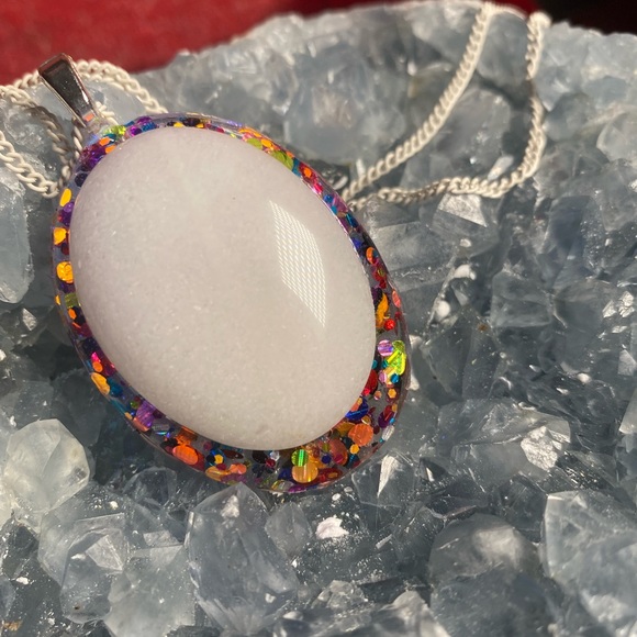 Hand Carved White Jade Cabochon set in confetti resin on white enameled chain - Picture 3 of 3